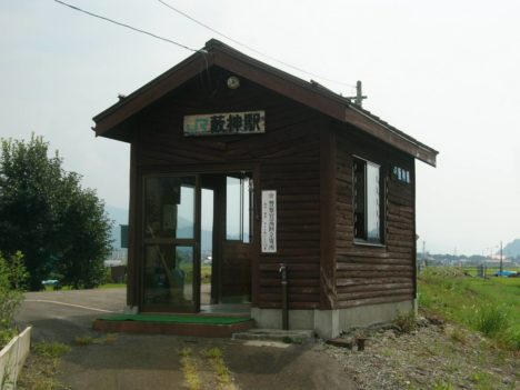 shabby-railway-stations-of-japan-086