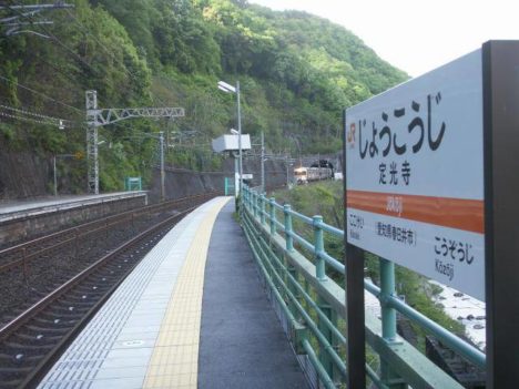 shabby-railway-stations-of-japan-102