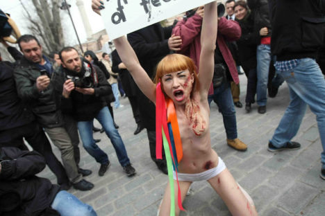 femen-guro-nude-protest-in-paris-and-istanbul-036