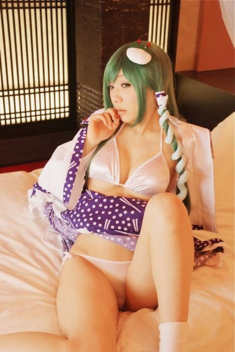 touhou-kochiya-sanae-bikini-cosplay-by-hanamura-misaki-045