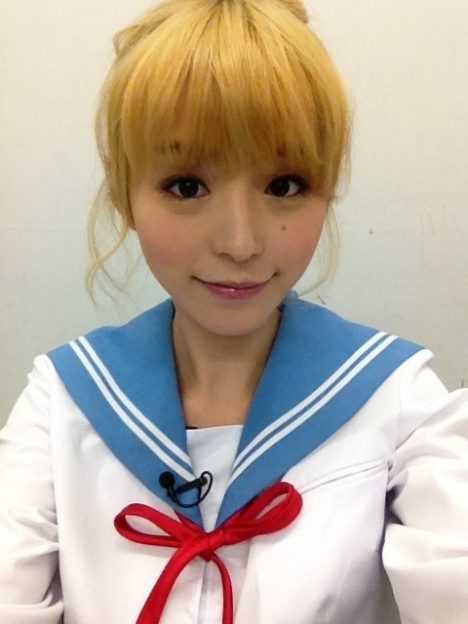 aya-hirano-blonde-schoolgirl-cosplay-002
