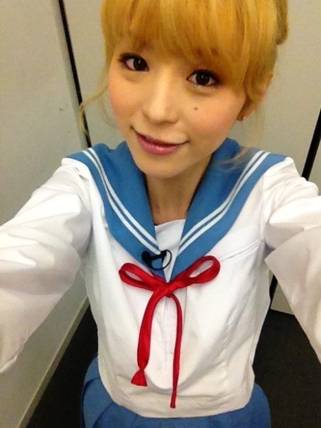 aya-hirano-blonde-schoolgirl-cosplay-003