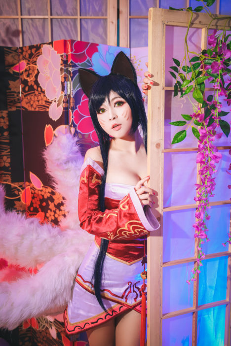 Ahri-Cosplay-Fluffy-Tail-12