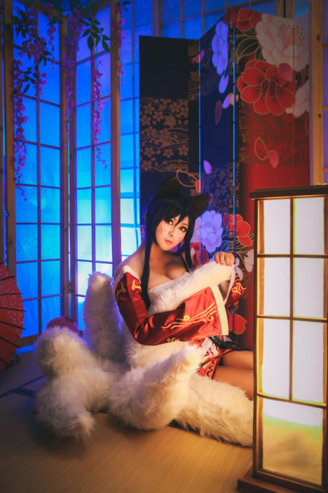 Ahri-Cosplay-Fluffy-Tail-8