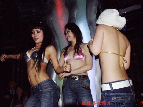 sexy-chinese-clubbers-strip-and-party-in-shanghai-020