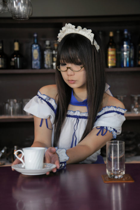 nama-choco-sexy-waitress-cosplay-046
