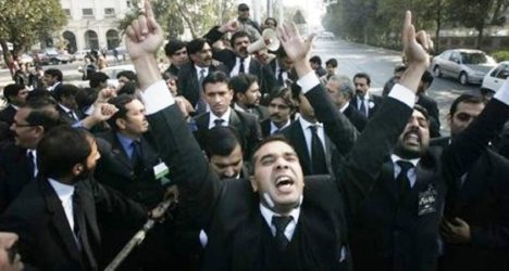 pakistani-lawyer-mob