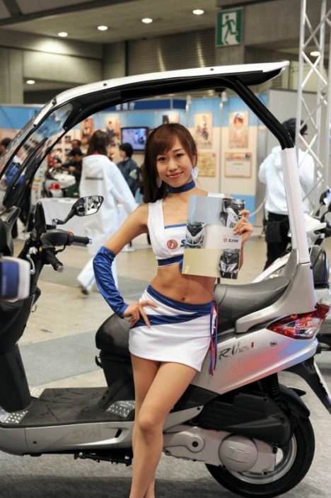 tokyo-motorcycle-show-2010-sexy-companions-008
