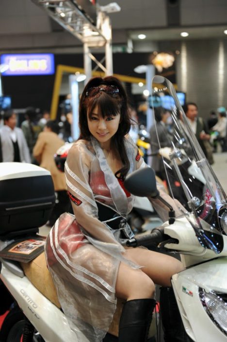 tokyo-motorcycle-show-2010-sexy-companions-016