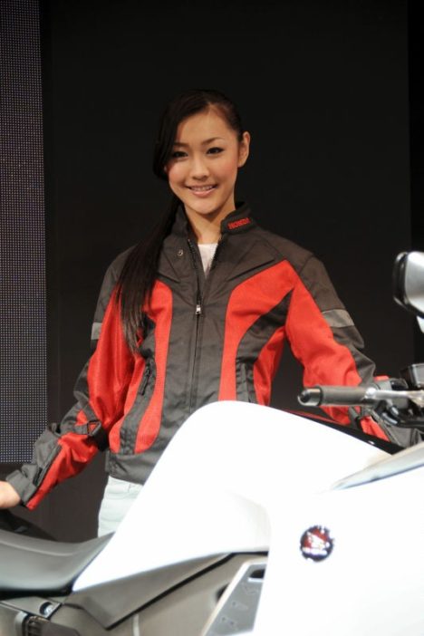 tokyo-motorcycle-show-2010-sexy-companions-028