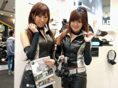 tokyo-motorcycle-show-2010-sexy-companions-048