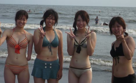 sexy-japanese-beach-amateurs-019