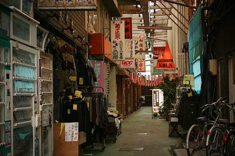 shuttered-streets-of-japan-032