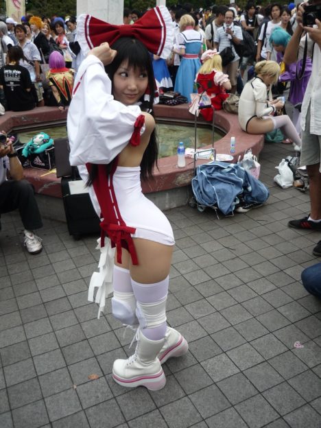 sexy-comiket-78-cosplay-day-2-reimu-015