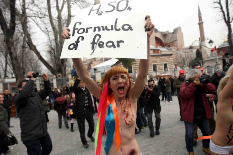 femen-guro-nude-protest-in-paris-and-istanbul-032