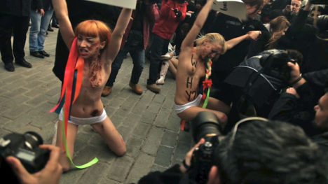 femen-guro-nude-protest-in-paris-and-istanbul-045