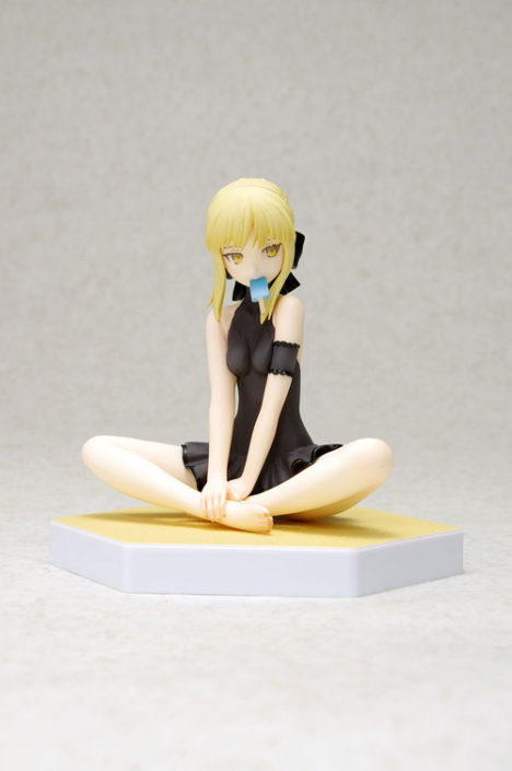 fate-hollow-ataraxia-saber-alter-beach-queens-figure-by-wave-corporation-003