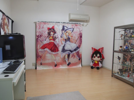 ita-curtains-in-otaku-rooms-022