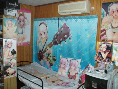 ita-curtains-in-otaku-rooms-058