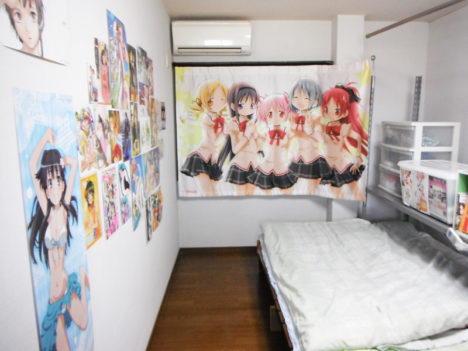 ita-curtains-in-otaku-rooms-071