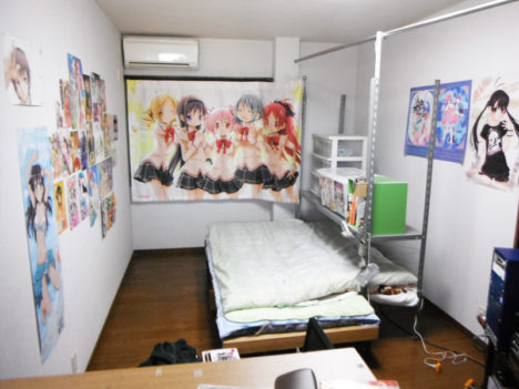 ita-curtains-in-otaku-rooms-072