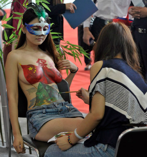 topless-diaoyu-claimant-nationalist-bodypainting-001