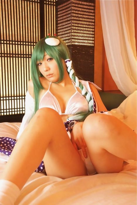 touhou-kochiya-sanae-bikini-cosplay-by-hanamura-misaki-048