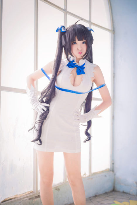 Another-Busty-Hestia-Cosplay-8