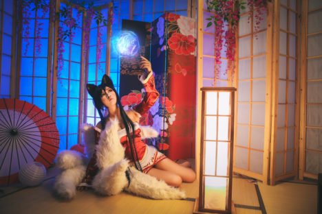 Ahri-Cosplay-Fluffy-Tail-2