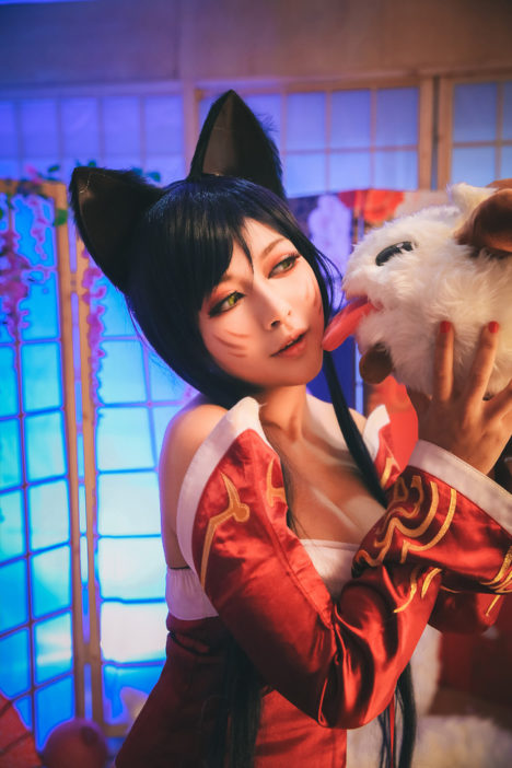 Ahri-Cosplay-Fluffy-Tail-9