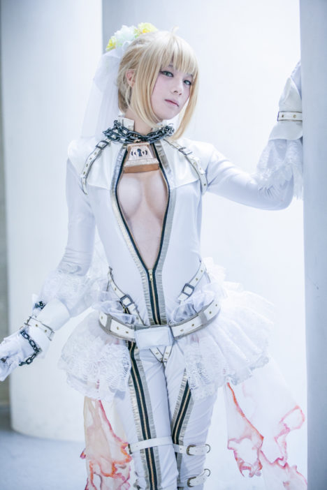 Pure-White-Saber-Bride-Cosplay-19