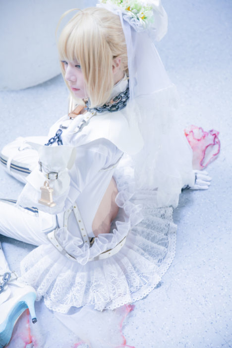 Pure-White-Saber-Bride-Cosplay-24