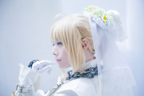 Pure-White-Saber-Bride-Cosplay-25