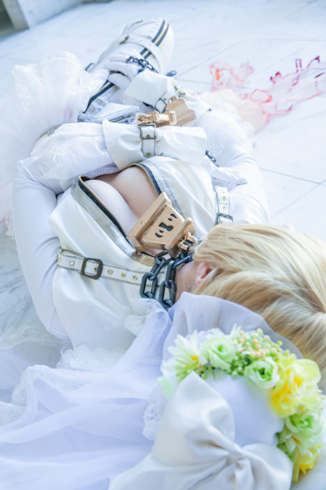 Pure-White-Saber-Bride-Cosplay-40