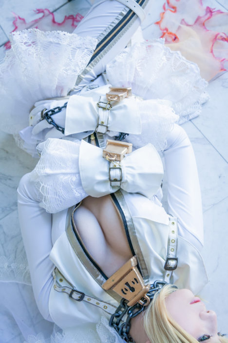 Pure-White-Saber-Bride-Cosplay-47