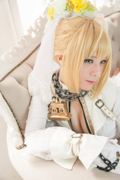 Pure-White-Saber-Bride-Cosplay-84