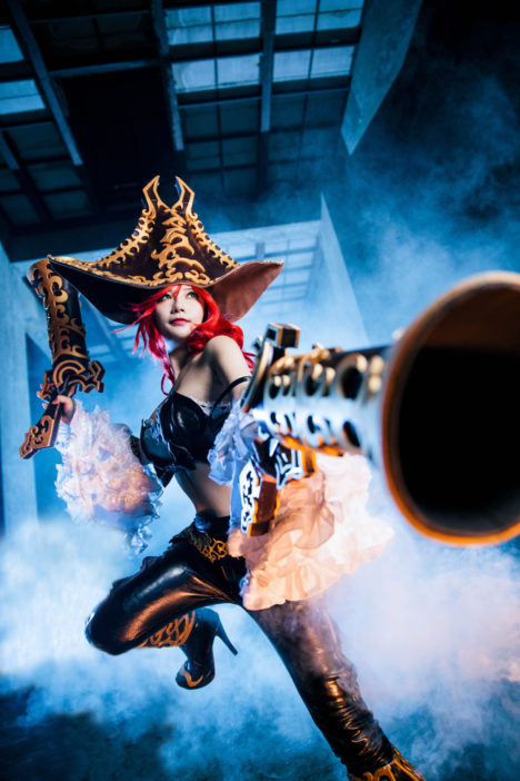 Fully-Loaded-MissFortune-Cosplay-1