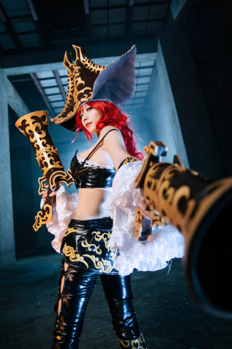Fully-Loaded-MissFortune-Cosplay-9