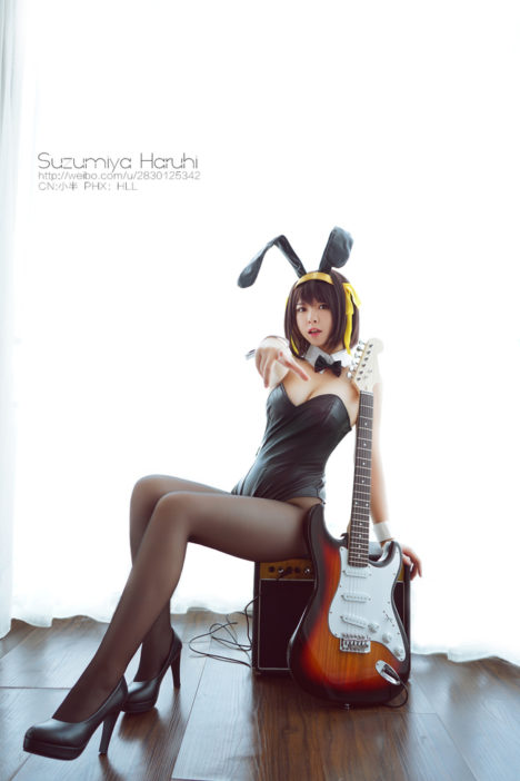 Haruhi-BunnyGirl-Guitar-Cosplay-12