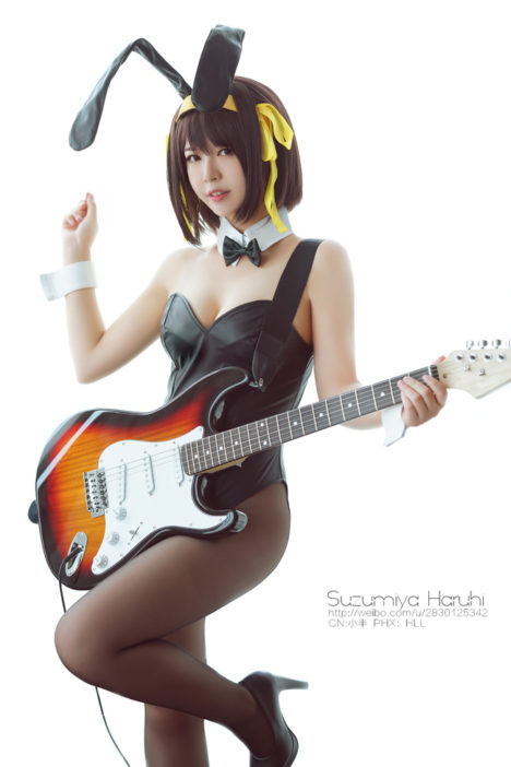 Haruhi-BunnyGirl-Guitar-Cosplay-2