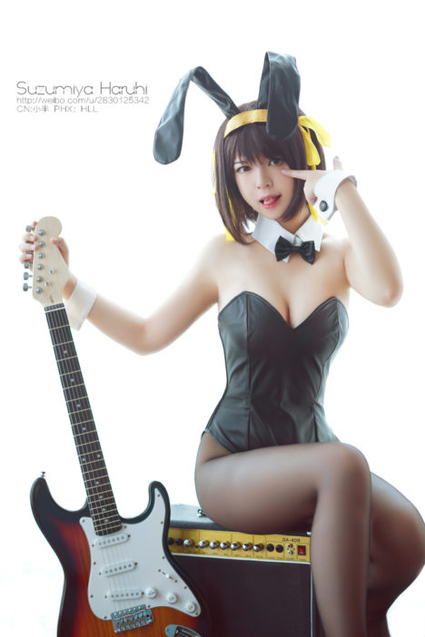 Haruhi-BunnyGirl-Guitar-Cosplay-9