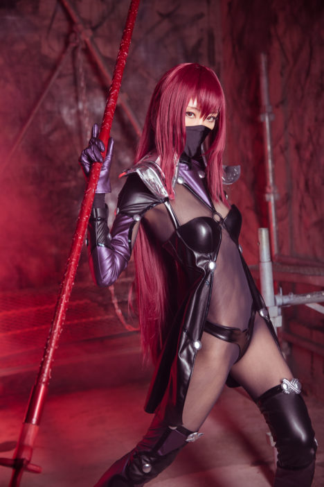 Slim-Supple-Sexy-Scathach-Cosplay-30