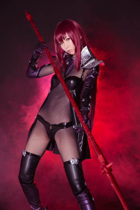 Slim-Supple-Sexy-Scathach-Cosplay-8