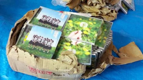 AKB48-Fan-Dumped-CDs-3
