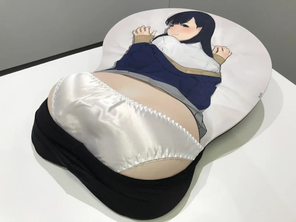 The Yomu Tights oshiri mouse pad can be pre-ordered now.